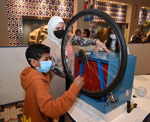 Children visit a science exhibition in Hawalli Governorate, Kuwait, on Dec. 16, 2021.(Photo: Xinhua)