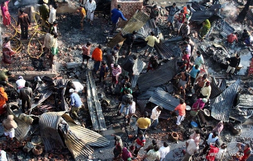 Fire razes slum area in India - Global Times