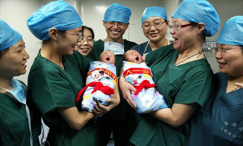 Doctors hold newly born twins at Tangdu Hospital in Xi’an, Northwest China’s Shaanxi Province on Thursday. The brother and sister are the first test-tube babies born with the help of genetic technology in western China. Photo: CFP