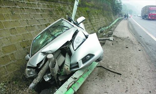 Pregnant driver survives crash after highway railing impales car ...