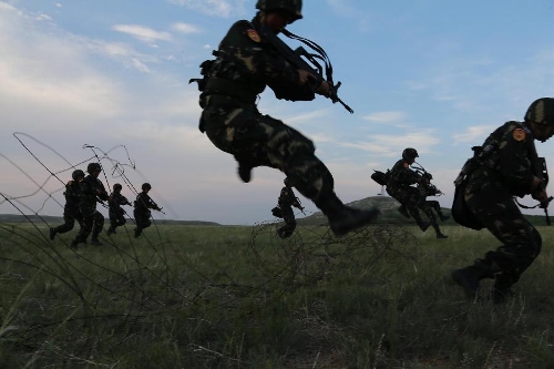 Female soldiers receive training at Zhurihe training base in N China ...