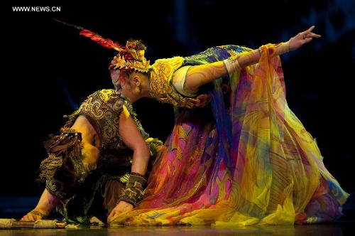 Dancers perform in musical Hundred-bird Dress - Global Times