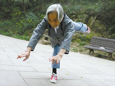 Granny's got the bends: Flexible 86-year-old shows off limber moves ...