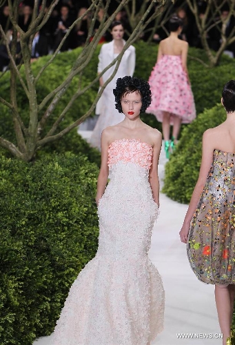 Raf Simons' Christian Dior show shines Paris - Global Times