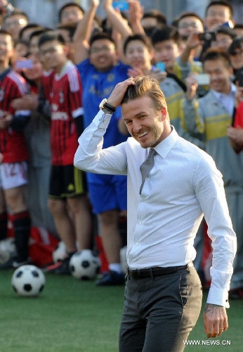 Beckham plays football with students in Beijing - Global Times