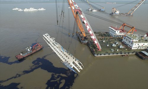 Eastern Star hoisted from riverbed - Global Times