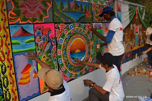 Pakistani art students decorate wall along street - Global Times