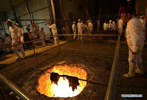 Members of Samaritan sect participate in traditional Passover sacrifice ...