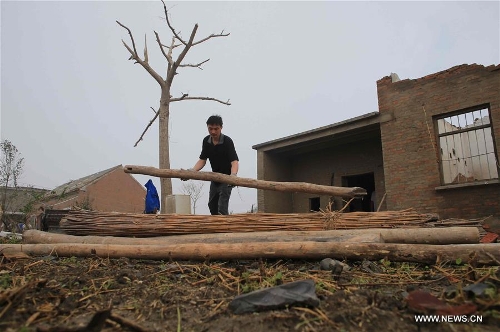 YANCHENG, June 25, 2016 (Xinhua) -- A villager clears up a damaged house in Danping Village of Chenliang Township in Funing County of Yancheng City, east China's Jiangsu Province, June 25, 2016. Rain, hail and a tornado battered parts of Yancheng City on Thursday afternoon, destroying buildings, trees, vehicles and electricity poles. At least 98 people have died and 846 were injured. (Xinhua/Xing Guangli) 