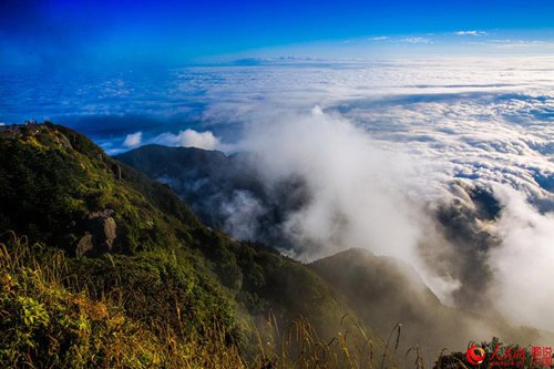 Sea of clouds around Emei Mountain - Emei Leshan Giant Buddha official ...