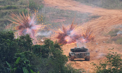 Type 96 main battle tanks deploy concealment smoke - Global Times