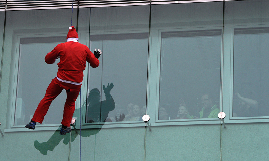 Forget the sleigh: Today’s Santas ski, surf and swing from buildings ...