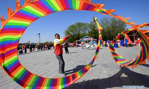 People play diabolo during Qingming Festival holiday in N China ...