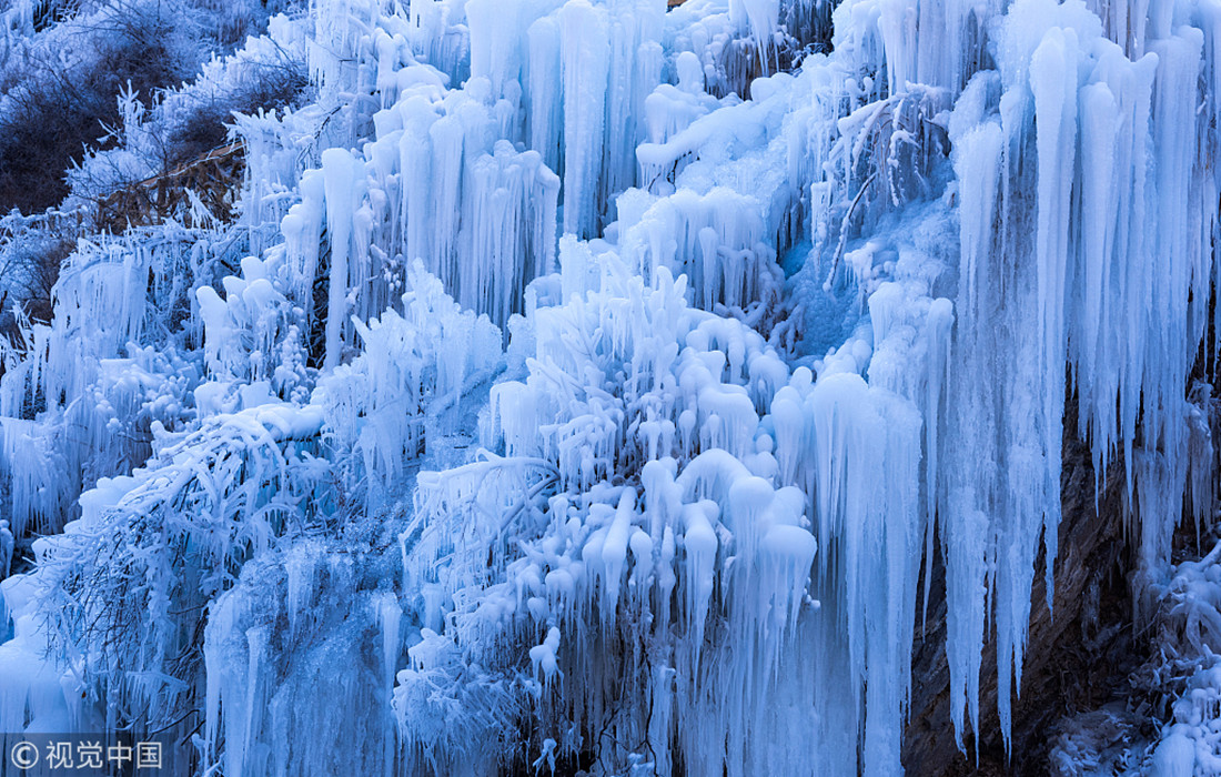 Frozen “waterfalls” at Shenquan Gorge open to tours - Global Times