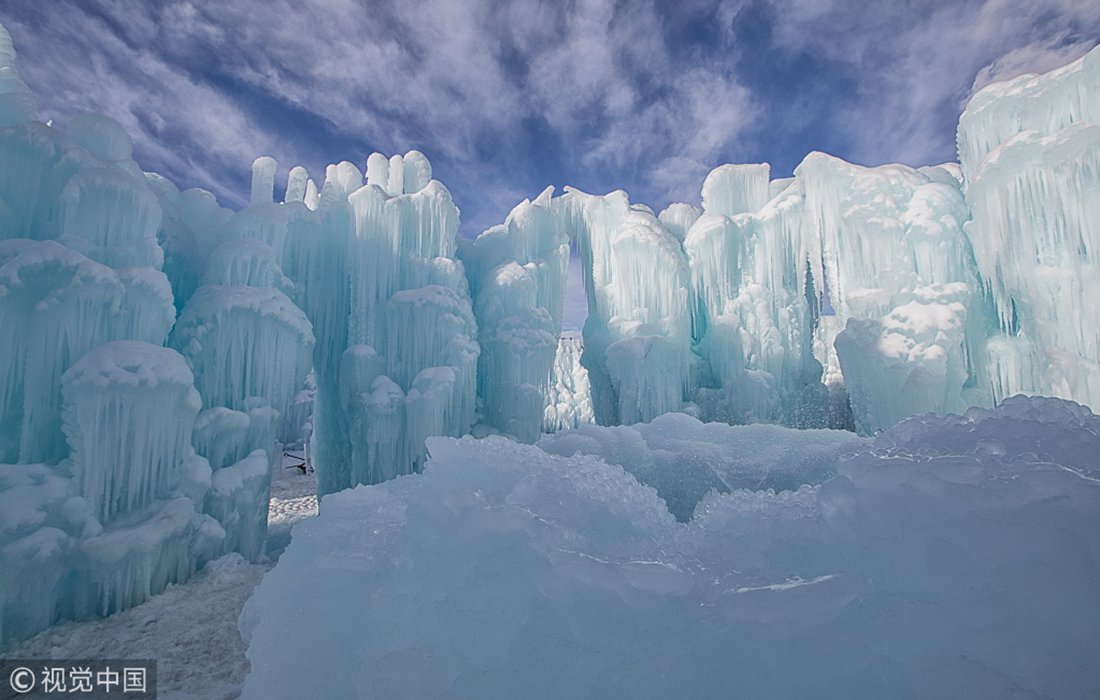 Amazing ice structures built in William Hawrelak Park in Canada ...