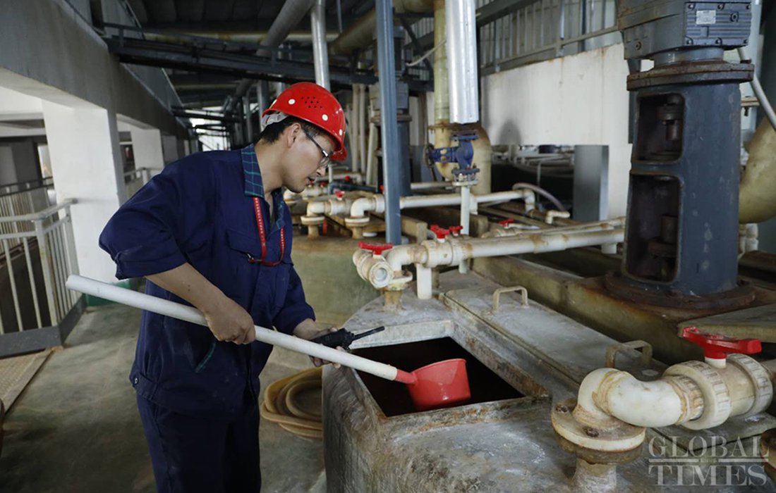 A worker manages a rare-earth solution at the Youli Science and Technology Development Company in Ganzhou on Friday. Photo: Li Hao/GT