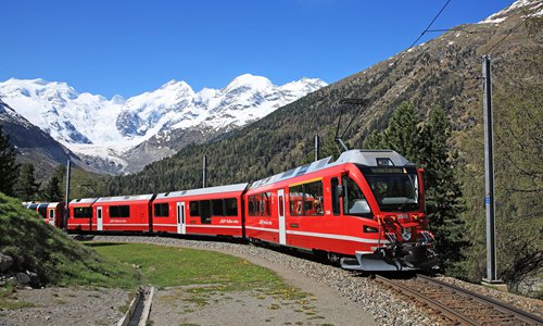 Quick-thinking operators reverse full train in dangerous mountain ...