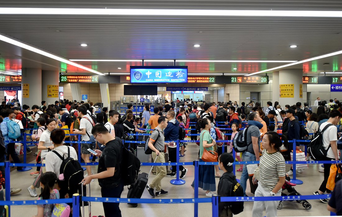 A new daily record through the Shanghai Pudong International Airport ...