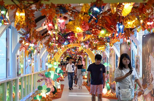 Mall decorated with lanterns to celebrate Mid-Autumn Festival in ...