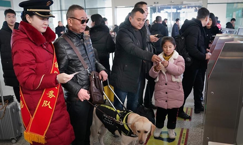 Visually impaired passenger and his guide dog - Global Times