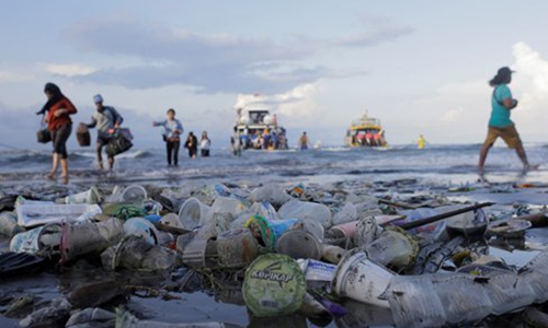 Tourists and local residents disembark from a boat coming from nearby Nusa Penida island as plastic trash pollutes the beach in Bali, Indonesia on Tuesday.Photo: VCG