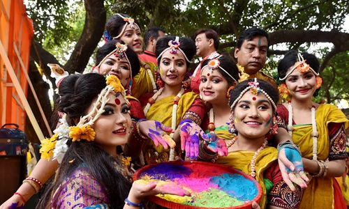 Bangladeshi people embrace spring with colors, joy - Global Times