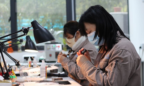 Employees work at the Molarray Biotechnology Co. at Suzhou Industrial Park in Suzhou, east China's Jiangsu Province, Feb. 7, 2020. (Xinhua)