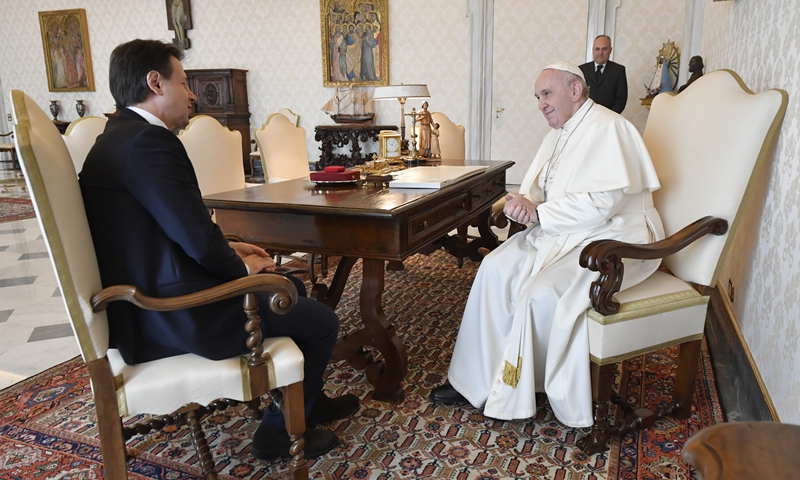 Pope Francis (right) meets with Italian Prime Minister Giuseppe Conte in the Vatican on Monday, during the lockdown aimed at curbing the spread of the COVID-19 infection, in a photo provided by the Vatican. Photo: AFP