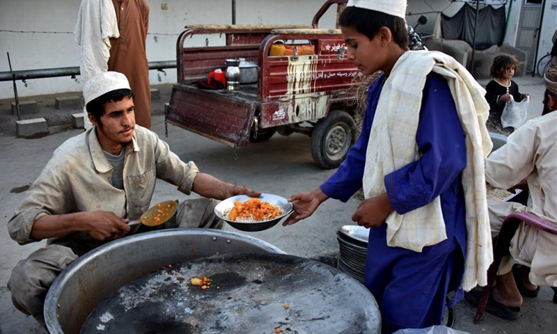 Afghans prepare meal for needy people during holy month of Ramadan ...