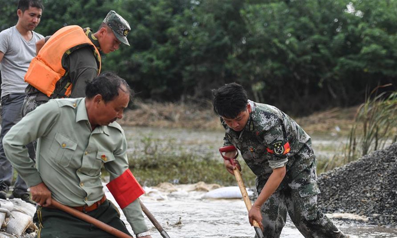 Pic story: father and son fighting on frontline of flood control ...