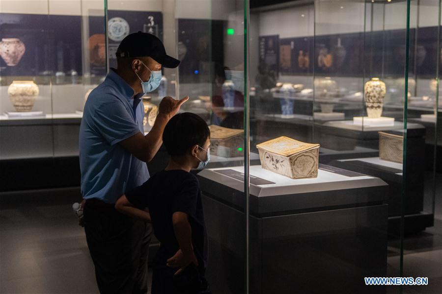 Children visit Hunan Museum with parents during summer vacation ...