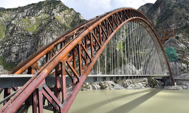 Track laying work carried out on grand bridge of Lhasa-Nyingchi railway ...