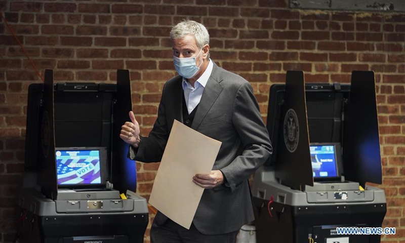 New York City Mayor Bill de Blasio poses after casting his ballot at an early voting site in Brooklyn of New York, the United States, Oct. 27, 2020. New York State's early voting period runs from Oct. 24 to Nov. 1, ahead of the Nov. 3 Election Day. (Xinhua/Wang Ying)

