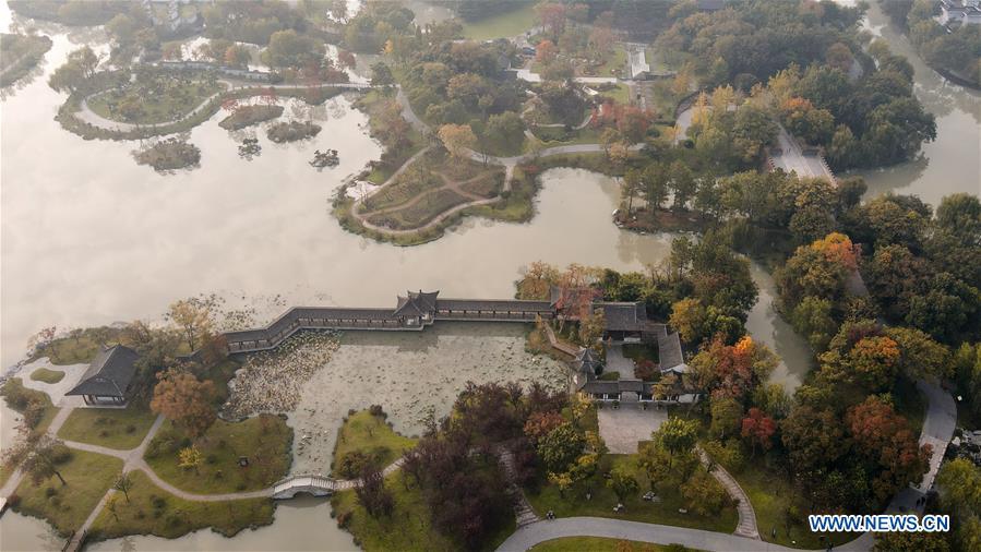 Autumn scenery of Slender West Lake scenic spot in Yangzhou, Jiangsu ...