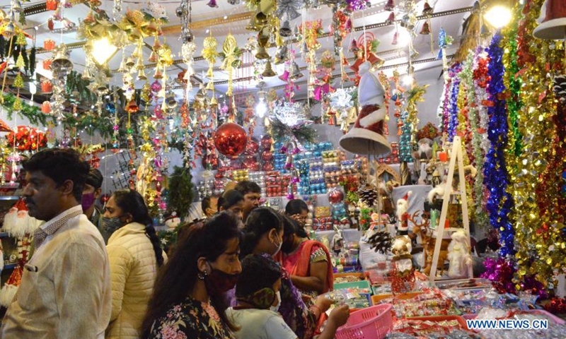 People shop for Christmas decorations in Bangalore  Global Times