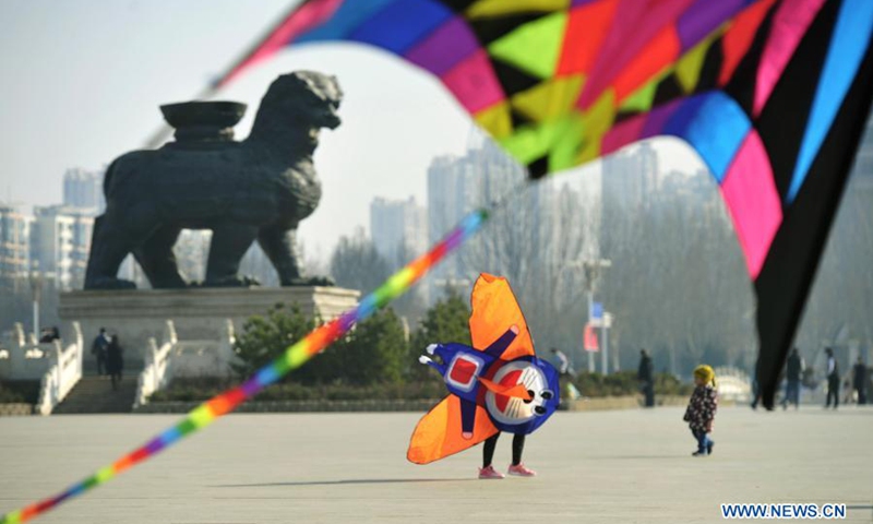 Citizens fly kites at a park in Cangzhou City, north China's Hebei Province, Feb. 27, 2021.(Photo: Xinhua)