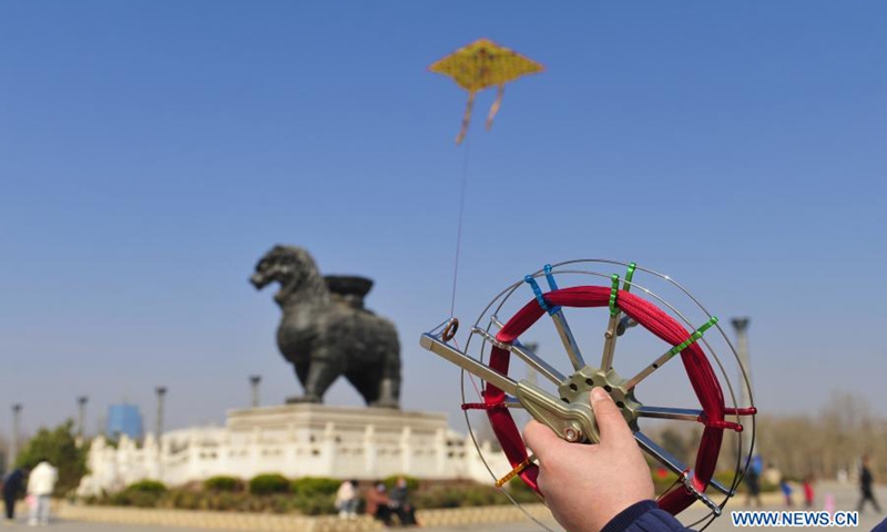 A citizen flies a kite at a park in Cangzhou City, north China's Hebei Province, Feb. 27, 2021.(Photo: Xinhua)