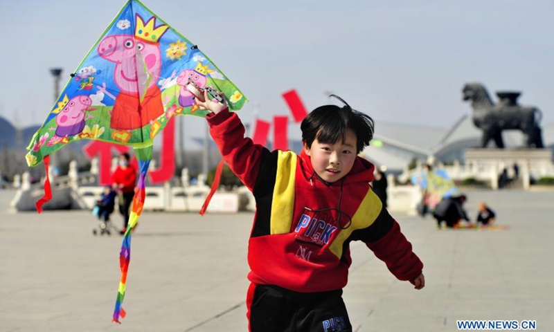 A child prepares to fly a kite at a park in Cangzhou City, north China's Hebei Province, Feb. 27, 2021.(Photo: Xinhua)