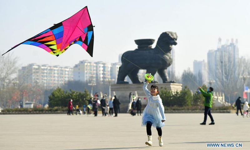 Citizens fly kites at a park in Cangzhou City, north China's Hebei Province, Feb. 27, 2021.(Photo: Xinhua)