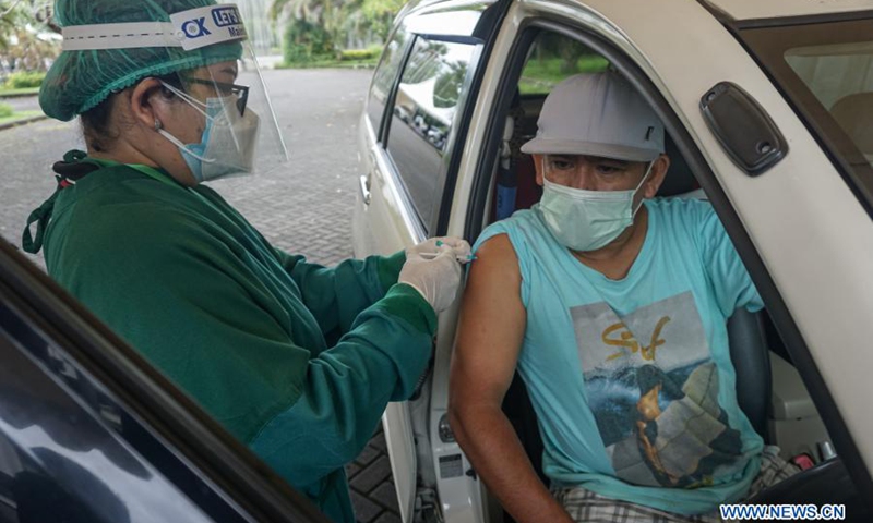 A health worker gives a dose of COVID-19 vaccine to a man during a mass vaccination campaign in Bali, Indonesia, Feb. 28, 2021.(Photo: Xinhua)