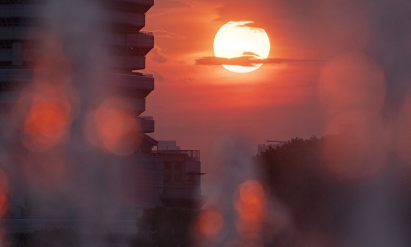 Light from a setting sun passes through a water fountain in Singapore Sports Hub on Feb. 28, 2021.(Photo: Xinhua)