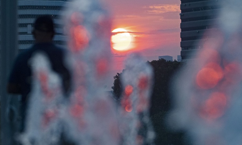 Light from a setting sun passes through a water fountain in Singapore Sports Hub on Feb. 28, 2021.(Photo: Xinhua)