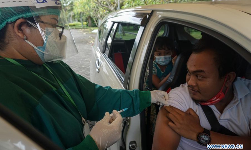 A health worker gives a dose of COVID-19 vaccine to a man during a mass vaccination campaign in Bali, Indonesia, Feb. 28, 2021.(Photo: Xinhua)