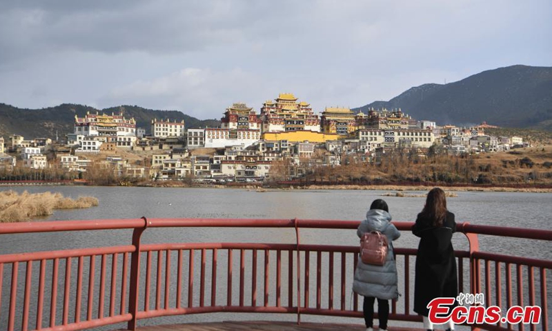 Tourists visit Gedan Songzanlin Lamasery in Shangri-La County, Yunnan Province on March 2, 2021.Photo:China News Service