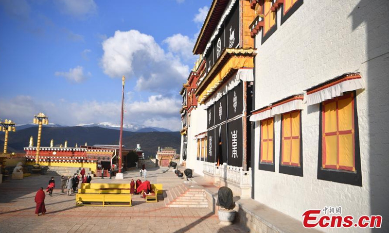 Tourists visit Gedan Songzanlin Lamasery in Shangri-La County, Yunnan Province on March 2, 2021.Photo:China News Service