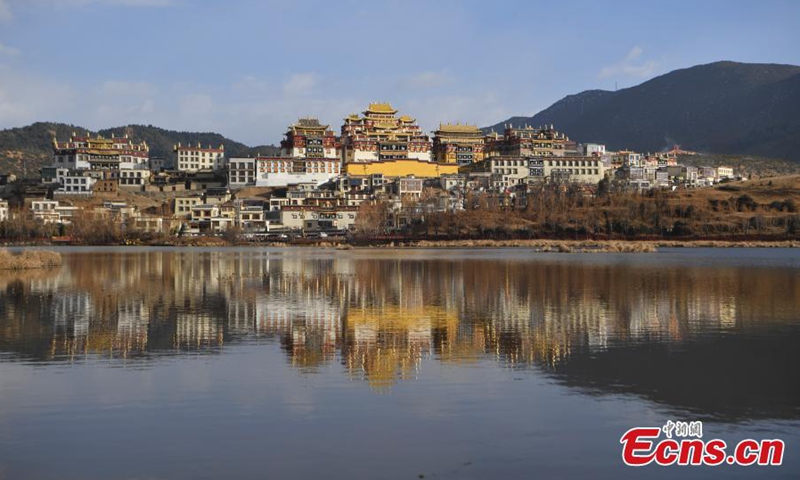 Tourists visit Gedan Songzanlin Lamasery in Shangri-La County, Yunnan Province on March 2, 2021.Photo:China News Service