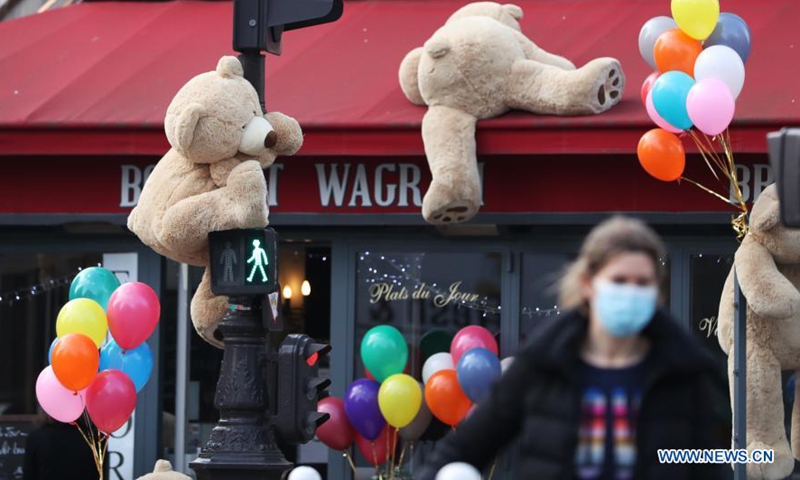 Giant Teddy Bears Outside Restaurant In Paris Global Times