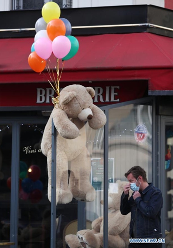 Children play with a giant teddy bear outside a restaurant in Paris, France, March 3, 2021. Giant teddy bears are seen at a restaurant which offers take away services in Paris. Restaurants, bars and cafes haved been all forced to shut down when the country entered into its second lockdown on Oct. 30, 2020. Photo:Xinhua