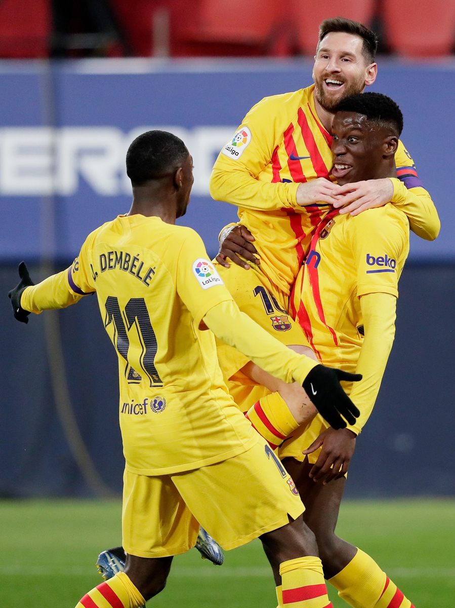 Ilaix Moriba (right) of Barcelona celebrates scoring with teammates Lionel Messi (center) and Ousmane Dembele on Saturday in Pamplona, Spain. Photo: VCG