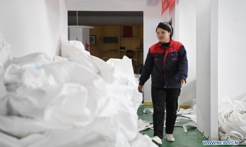 Ma Linhong checks flexible intermediate bulk containers (FIBC) at a workshop in Nanyangwa Village of Dongxiang Autonomous County of Linxia Hui Autonomous Prefecture, northwest China's Gansu Province, March 4, 2021.Photo:Xinhua